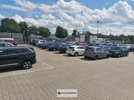 Parken Flughafen Bremen Freifläche zum Parken